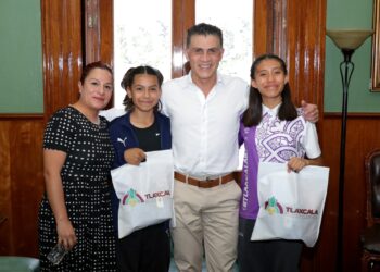 El Presidente Municipal reconoce a jóvenes atletas clasificadas a la etapa regional rumbo a los Nacionales CONADE