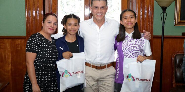 El Presidente Municipal reconoce a jóvenes atletas clasificadas a la etapa regional rumbo a los Nacionales CONADE