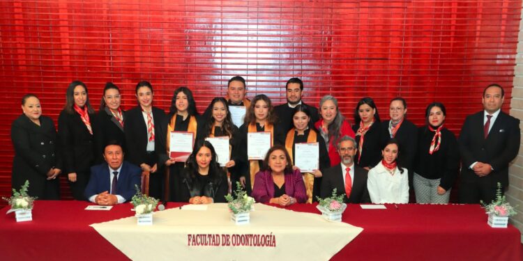 Gradúa Odontología UATx a nuevos especialistas odontopediatras