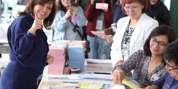 Vota gobernadora y llama a ciudadanos a participar en el proceso para elegir al poder judicial