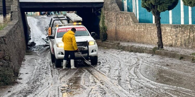 ÁREAS DEL AYUNTAMIENTO DE HUAMANTLA DAN RESPUESTA INMEDIATA A LA POBLACIÓN ANTE FUERTE LLUVIA DE ESTA TARDE