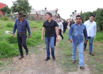 El Presidente Alfonso Sánchez recorrió calles de San Gabriel Cuauhtla para atender de cerca las necesidades ciudadanas