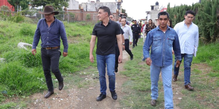 El Presidente Alfonso Sánchez recorrió calles de San Gabriel Cuauhtla para atender de cerca las necesidades ciudadanas