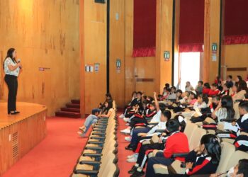 Estudiantes de primaria y bachillerato conocen detalles del camino recorrido por una científica UATx