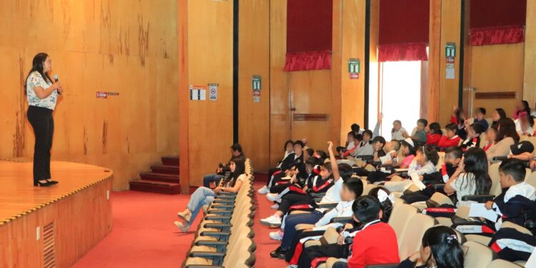 Estudiantes de primaria y bachillerato conocen detalles del camino recorrido por una científica UATx