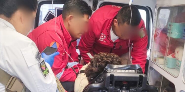 ACTÚAN CON PRONTITUD CUERPOS DE EMERGENCIA DE HUAMANTLA ANTE ACCIDENTE DE MUJER EN MOLINO DE NIXTAMAL