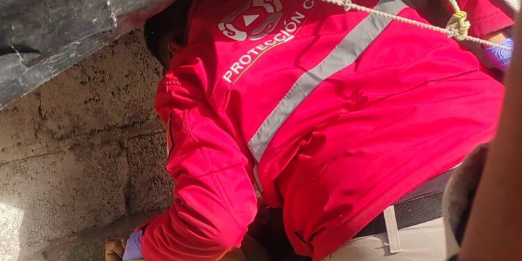 ATIENDEN POLICÍAS Y PARAMÉDICOS DE HUAMANTLA REPORTE POR PERSONA INCONSCIENTE EN EL BARRIO DE SAN LUCAS