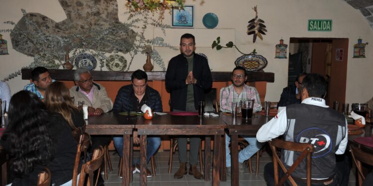 Reconoce Salvador Santos Cedillo labor de comunicadores y anuncia relevo en Comunicación Social