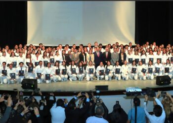 Rinden Juramento Ético Médico, 180 egresados de Ciencias de la Salud UATx