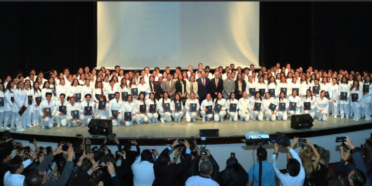 Rinden Juramento Ético Médico, 180 egresados de Ciencias de la Salud UATx