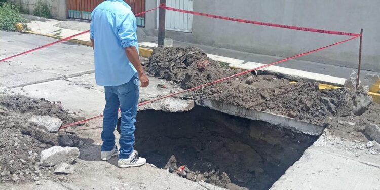 La Comisión de Agua Potable y Alcantarillado del Municipio de Huamantla (CAPAMH) realiza maniobras de reparación en la comunidad de San Sebastián.