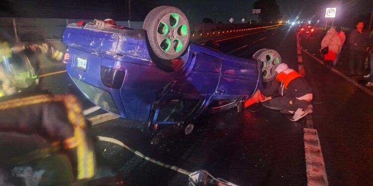 Atienden cuerpos de emergencia volcadura sobre carretera federal México–Veracruz, a la altura de Cuauhtémoc