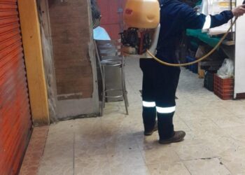 Realizan fumigación preventiva en espacios públicos de Huamantla