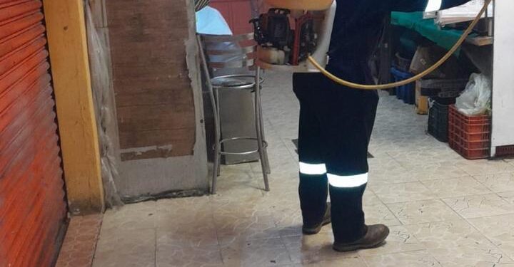 Realizan fumigación preventiva en espacios públicos de Huamantla