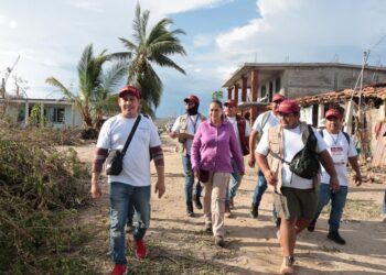Inicia el censo se bienestar en los municipios afectados por el huracán Erick en Oaxaca y Guerrero.