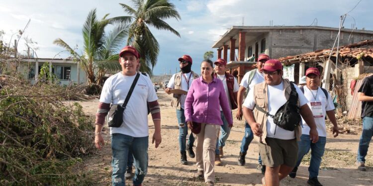 Inicia el censo se bienestar en los municipios afectados por el huracán Erick en Oaxaca y Guerrero.