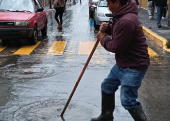 CAPAMH realiza desazolve en el andador San Luis y la calle Zaragoza; llama a evitar tirar basura en la vía pública