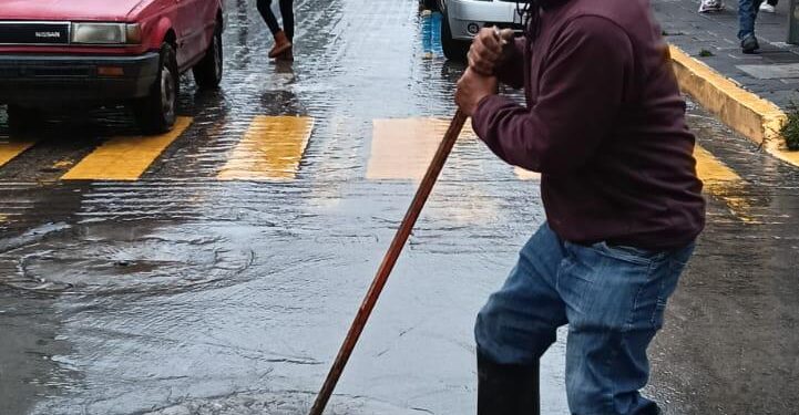 CAPAMH realiza desazolve en el andador San Luis y la calle Zaragoza; llama a evitar tirar basura en la vía pública