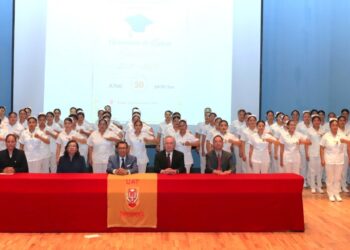 Egresados de Enfermería UATx juran servir con vocación y ética