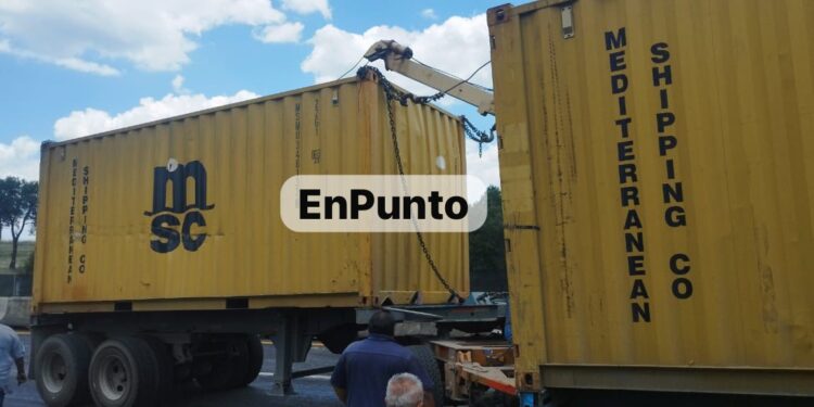 Desprendimiento de caja seca genera caos vehícular en Calpulalpan. 