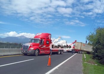 Caos vehicular y daños materiales en accidente en Huamantla.