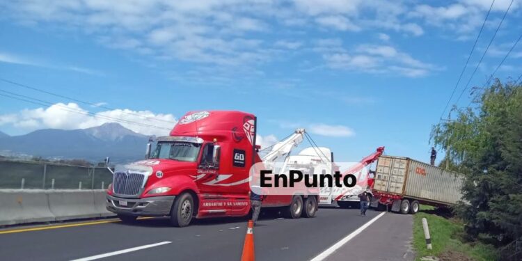 Caos vehicular y daños materiales en accidente en Huamantla.