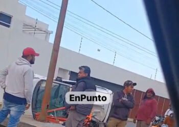 Vuelca unidad sobre el bulevar Cuamanco en Huamantla. 