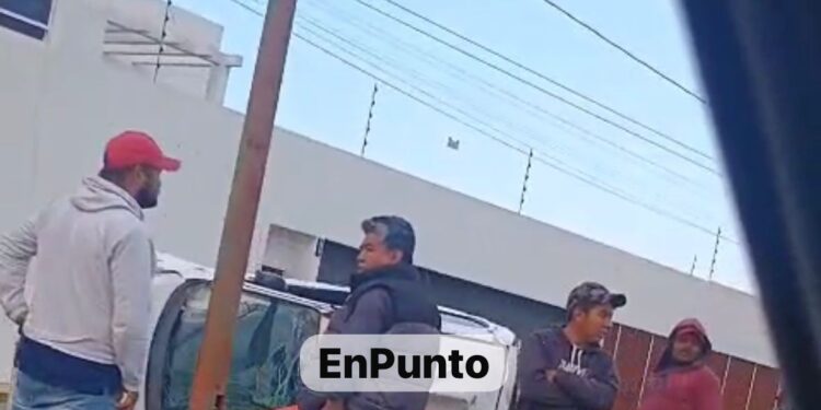 Vuelca unidad sobre el bulevar Cuamanco en Huamantla. 