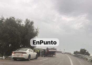 Vuelca camioneta en Cuapiaxtla; solo se registran daños materiales.