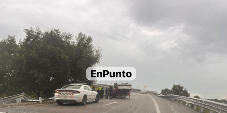 Vuelca camioneta en Cuapiaxtla; solo se registran daños materiales.