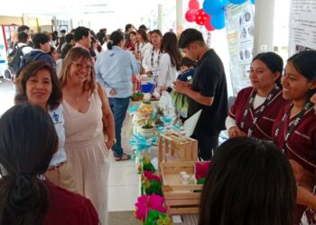 Estudiantes de Química Clínica UATx presentan productos del área de la salud en Feria del Emprendimiento en Xalapa