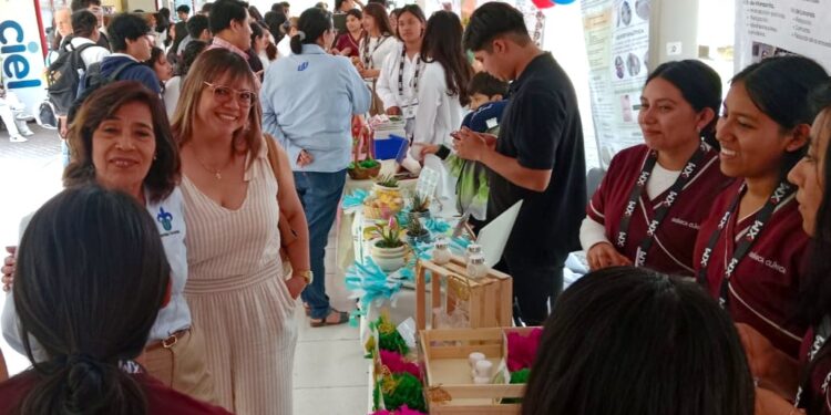 Estudiantes de Química Clínica UATx presentan productos del área de la salud en Feria del Emprendimiento en Xalapa