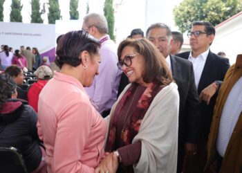 Entrega gobernadora apoyos económicos y uniformes escolares; reafirma compromiso con los niños y jóvenes