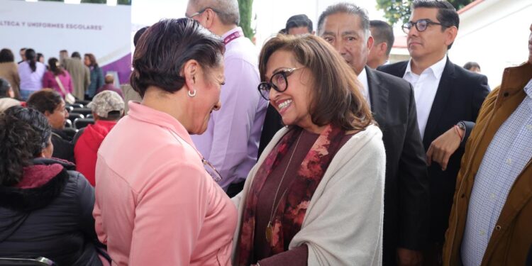 Entrega gobernadora apoyos económicos y uniformes escolares; reafirma compromiso con los niños y jóvenes