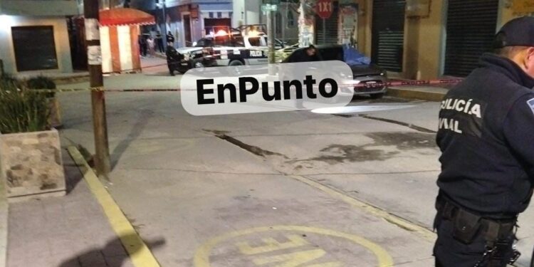 M4t4n a joven frente a la presidencia municipal de Tequexquitla; tenía un balazo en la cabeza.