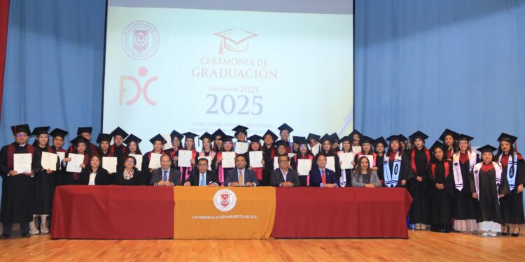 La UATx entrega a la sociedad nuevos profesionistas en áreas clave del desarrollo humano