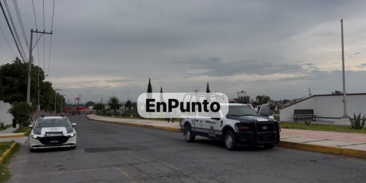 Detienen a dos jóvenes por miccionar en la vía pública en Huamantla.