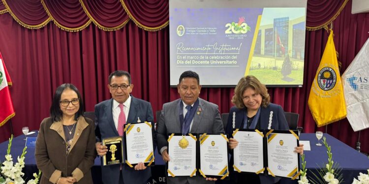 Reconocen en Perú la visión académica del Rector de la UATx