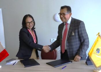 UATx y UNE de Perú formalizan acuerdo de colaboración académica
