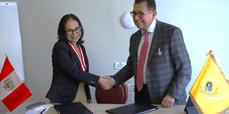 UATx y UNE de Perú formalizan acuerdo de colaboración académica