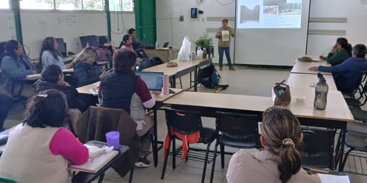 Investigadores UATx impartieron curso en CBTA 134 sobre propagación vegetal y uso de hongos en la reforestación