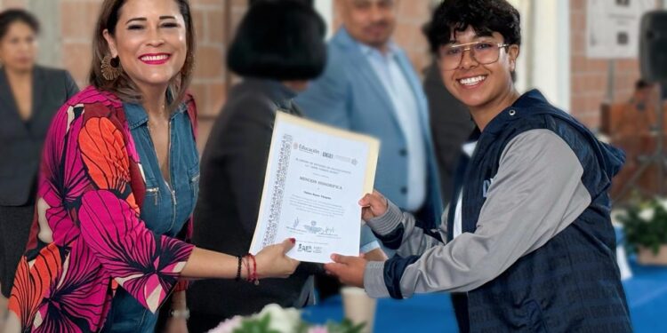 Estudiantes del CEBES de Xaltocan contribuyen en combate al rezago educativo