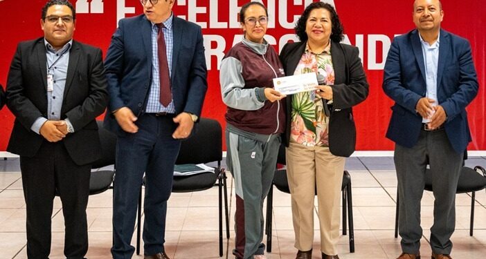 UPTX entrega vales de despensa con pago retroactivo a personal docente y administrativo