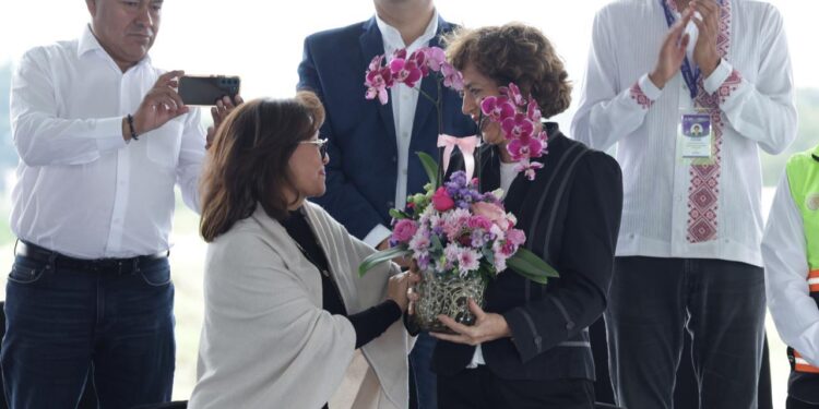 Colocan primera piedra de universidad nacional “Rosario Castellanos” en Teolocholco