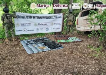 Autoridades federales aseguraron vehículos y armamento durante recorridos terrestres y aéreos en Sinaloa