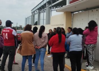 Se manifiestan padres de familia en Colonia El Valle en Huamantla.