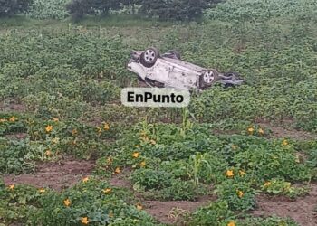 Abandonan vehículo tras volcar en la carretera Huamantla – Atltzayanca.