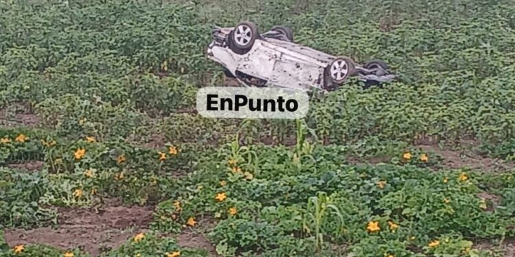 Abandonan vehículo tras volcar en la carretera Huamantla – Atltzayanca.