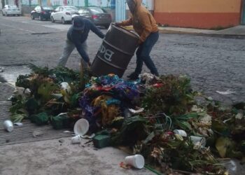Tras dejar basura frente a la presidencia de comunidad, presidente señala el servicio de recolección es normal en Zaragoza.