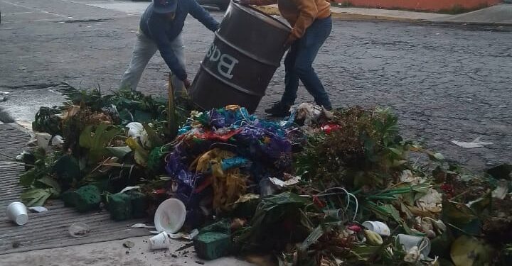 Tras dejar basura frente a la presidencia de comunidad, presidente señala el servicio de recolección es normal en Zaragoza.